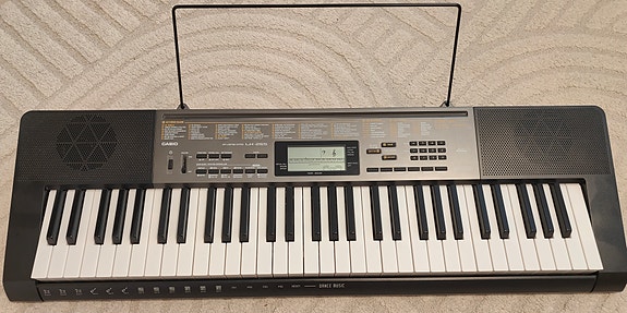 Casio LK-265 kosketinsoitin ja jalusta