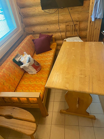 Pirttipöytä penkki ja vuodesohva