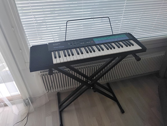 Casio CA-100 kosketinsoitin + säädettävä X-jalka
