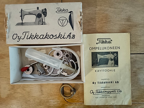 Tikkakoski poljettava ompelukone, tarvikkeet ja alkuperäinen ohjekirja