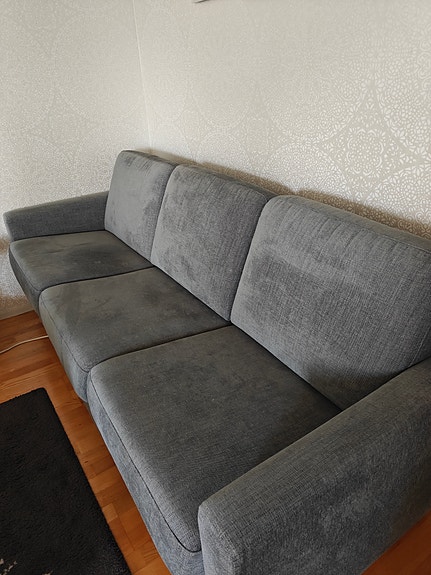 Sohva kolmen istuttava