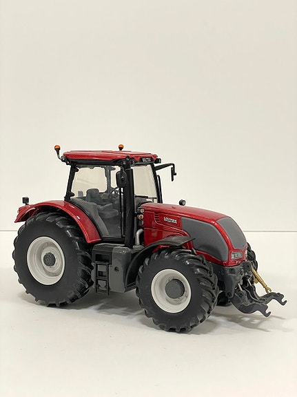 Valtra traktori pienoismalli 1:32