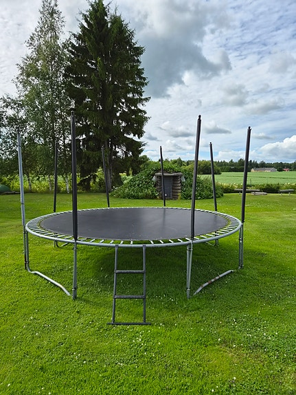 4m trampoliini + tikkaat