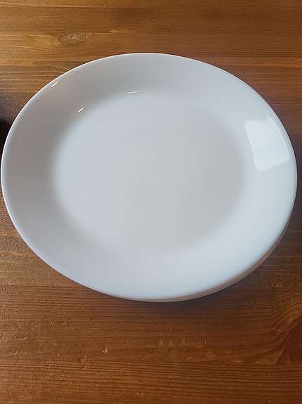 valkoiset lautaset