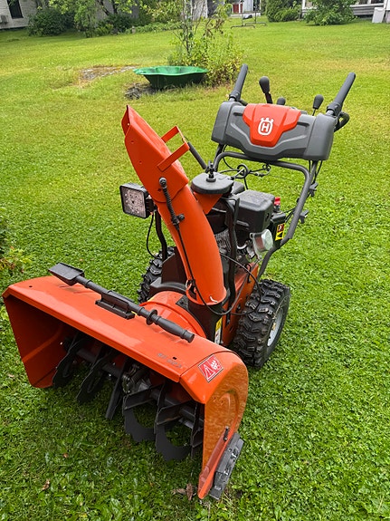 Husqvarna ST 227 lumilinko ”Winter is coming”