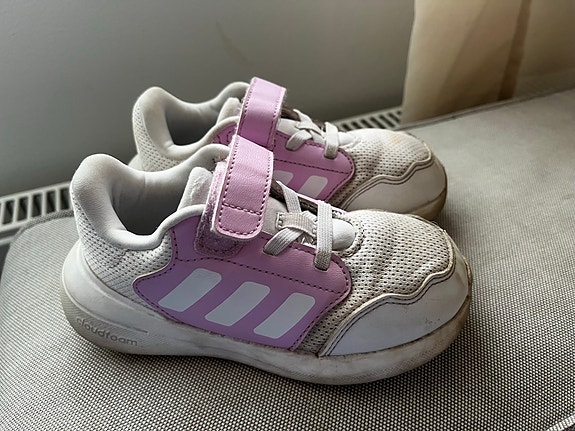 Adidas lenkkarit 26