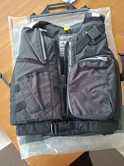Baltic Adventure lasten/juniorien kelluntaliivi 30–50 kg musta