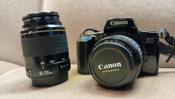 Canon EOS 1000F filmikamera + EF 35–80mm ja EF 80–200mm -objektiivit