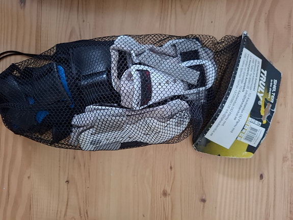 Salibandysuojat ja varusteet verkkopussissa