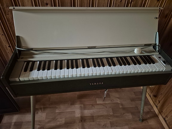 Yamaha sähköpiano/harmonikka jalustalla