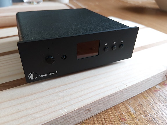 Pro-Ject Tuner S FM-viritin. Sis. kaukosäätimen, erittäin siistissä kunnossa.