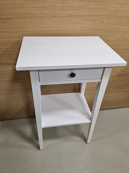 Ikea Hemnes yöpöytä