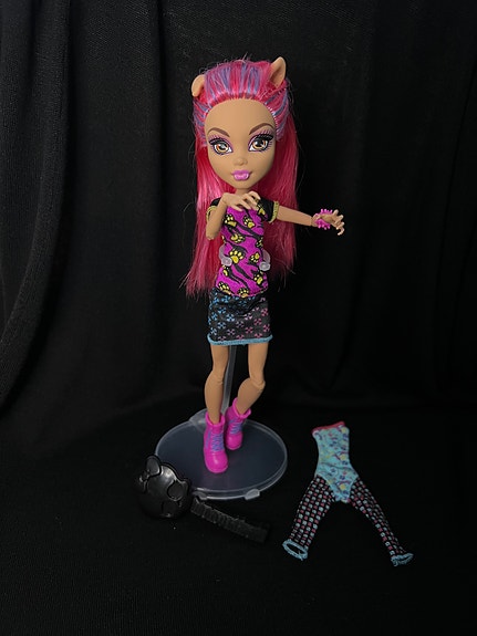 Monster High G1 Howleen Creepateria-nukke ja Dance Class-puku.