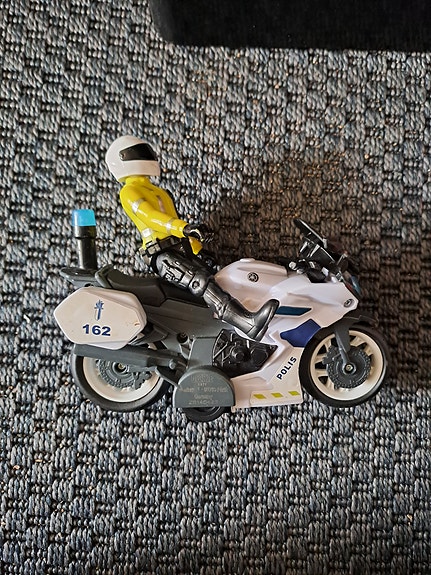 Soiva poliisi auto ja poliisi