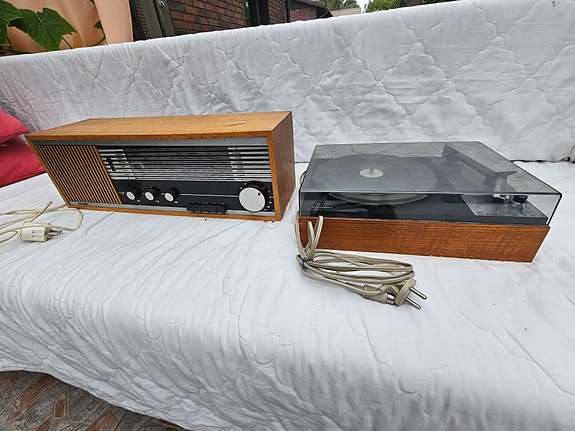 PHILIPS B4S51A putkiradio ja PHILIPS 22GA228 levysoitin