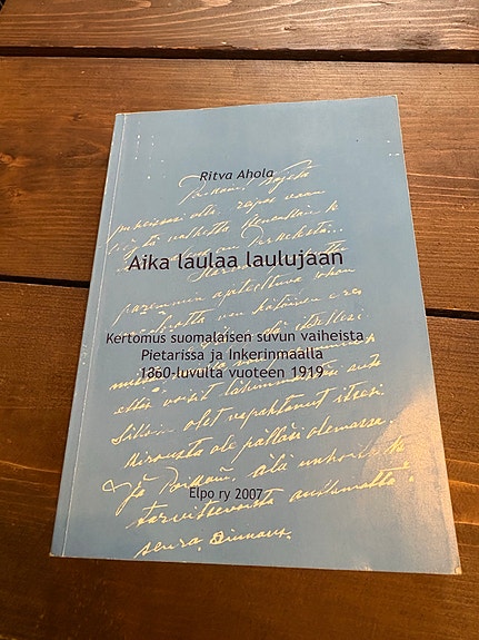Ritva Ahola: Aika laulaa laulujaan - kirja