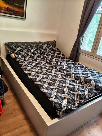 Sänky säilytystilalla