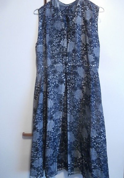 Mekko  11.  Sininen pitkä kukkakuvioinen vintage-liivi