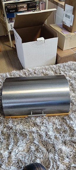 Metallinen leipälaatikko puisella pohjalla