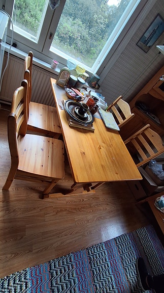 Täyspuinen pöytä +5 tuolia
