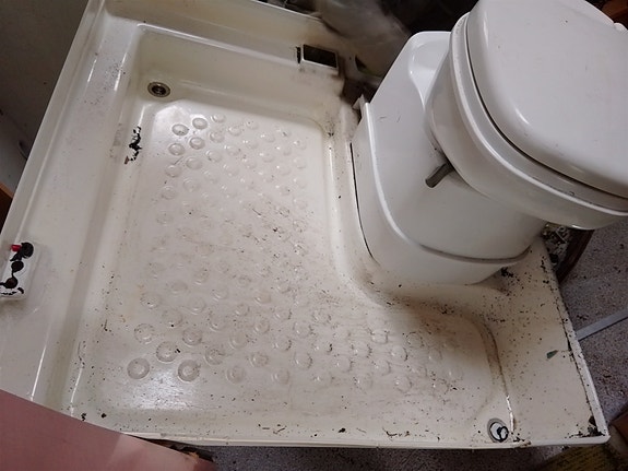 Dethleffs asuntoauton WC Suihku ja kaapit.