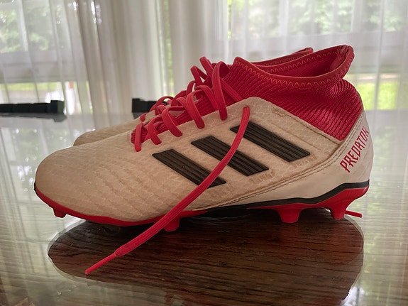 Adidas Predator jalkapallokengät koko 42