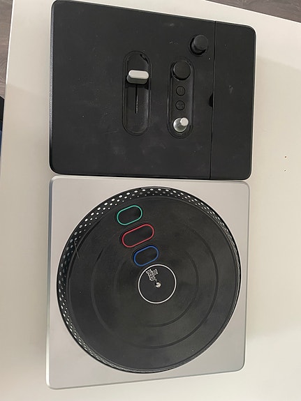 Nintendo Wii DJ Hero -peli ja DJ-ohjain