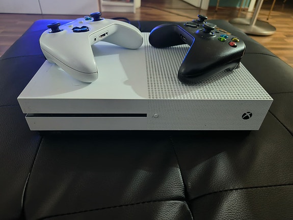 Microsoft Xbox One pelikonsoli