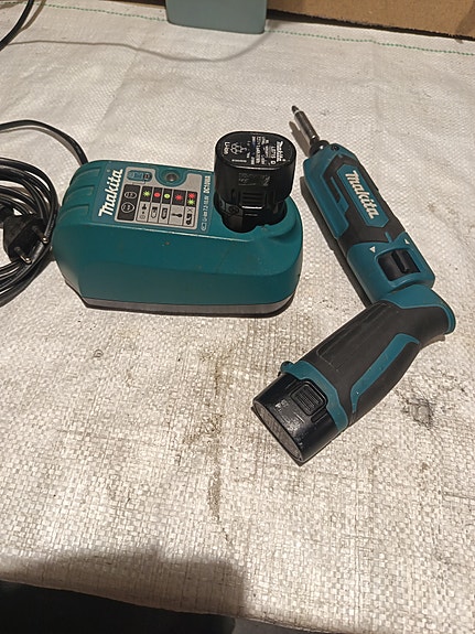 Makita taitettava iskevä ruuvinväännin