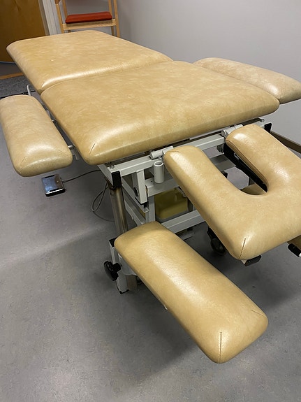 Hyvin toimiva sähköinen hoito- ja hierontapöytä beige