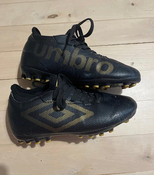 Umbro jalkapallokengät 32