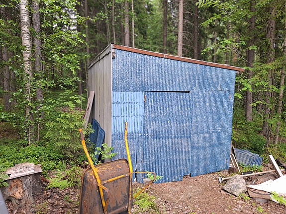 Lasikuituvaja 4,5 x 2,7 metriä puurungolla.