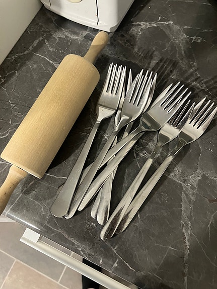 Lasten haarukat, lasit ja muovimukit