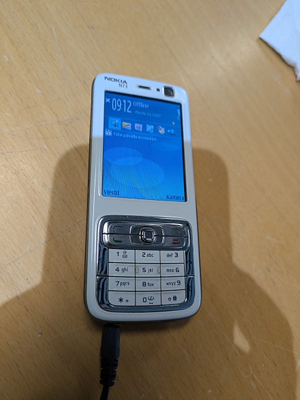 Valkoinen Nokia N73 – hyväkuntoinen