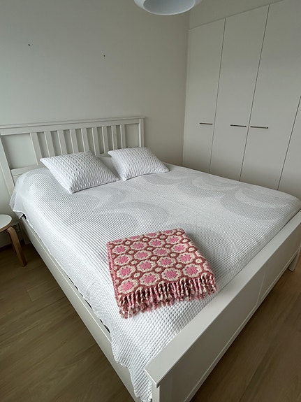IKEA HEMNES-sänky + patjat & petauspatja