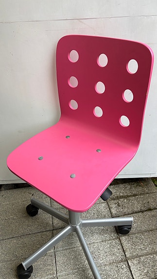 Pinkki pyörivä tuoli