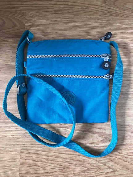 Söpö pieni Kipling olkalaukku