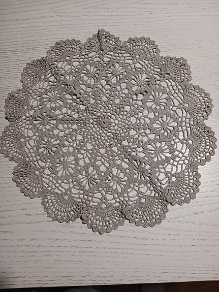 Pieni harmaa virkattu PÖYTÄLIINA