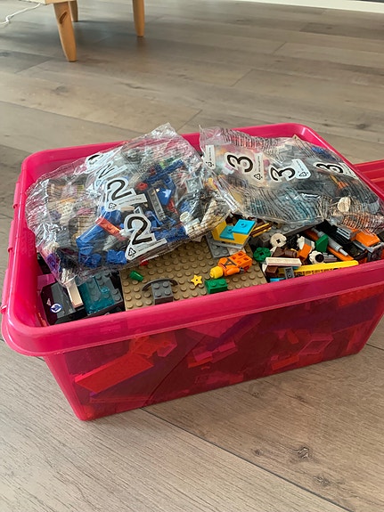 Legoja, paljon.