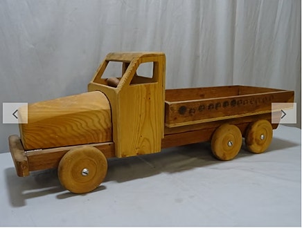 Puinen kuorma-auto (iso)