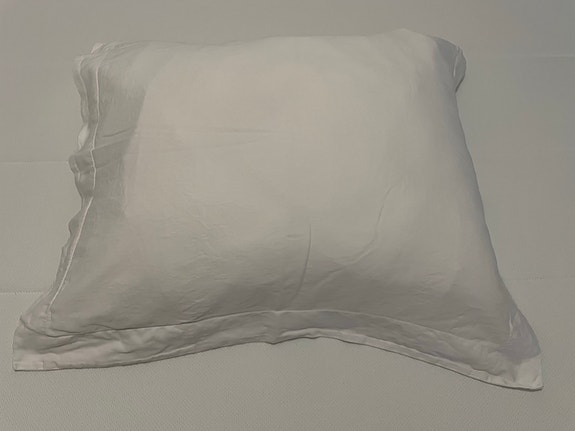 Valkoinen tyynynpäällinen