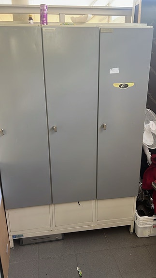 Harmaa metallinen kaappi kolmella ovella
