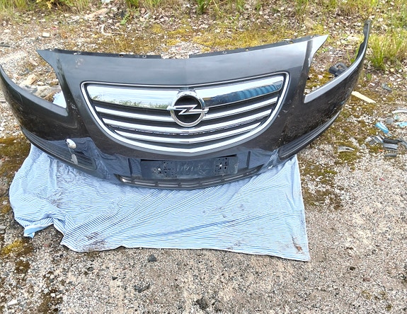 Opel Insignia 2009 etupuskuri maskilla