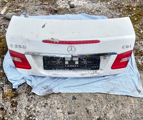 Mercedes-Benz E350  takaluukku valkoinen