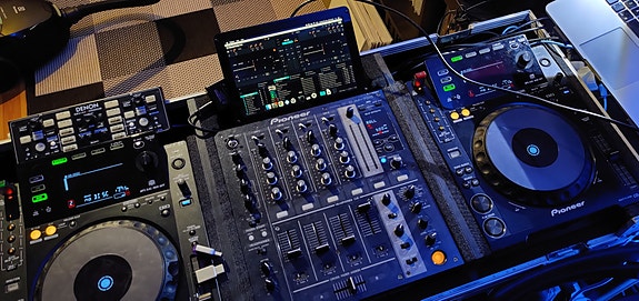 CDJ-900 x2 + DJM-700 + flightcase