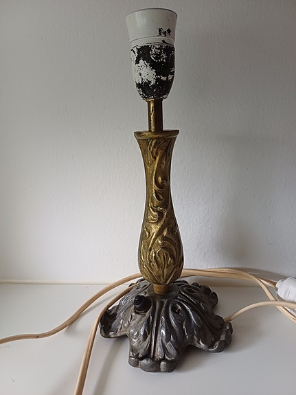 Vintage metallinen pöytälampun jalka