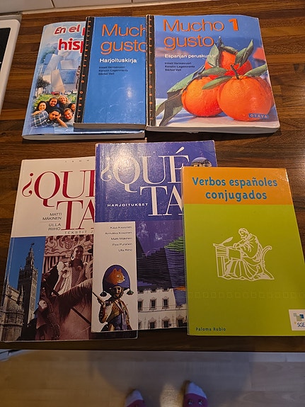 Espanjan oppikirjat ja sanakirjat pakettina