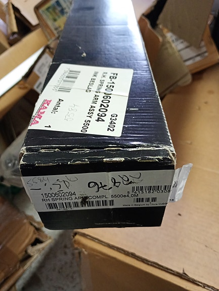 Thule Omnistor 5500 -markiisin oikeanpuoleinen jousivarsi