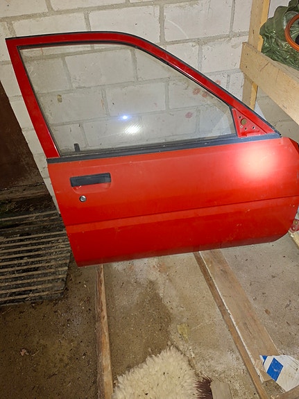 Nissan etuovi punainen varaosa