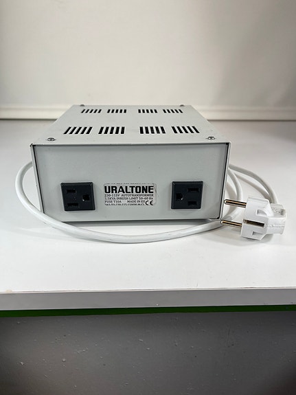 UralTone Suomi-USA muuntaja 230V / 115V 1500VA